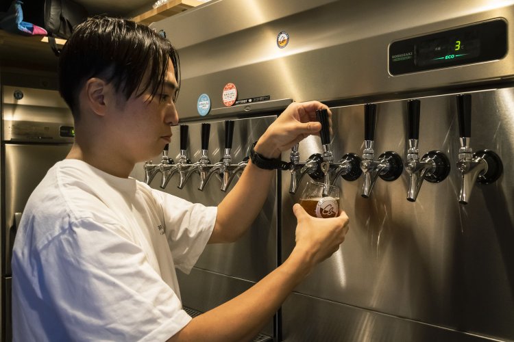 タップから注ぐビールは最大10種まで。