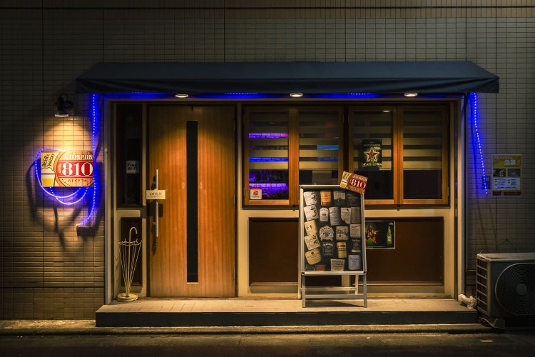 飲食店が多く立ち並ぶ、すずらん通りにある。