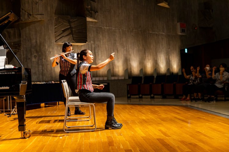 肩、膝、足、フィンガースナップでリズムをとってみる。脳トレにもなる。