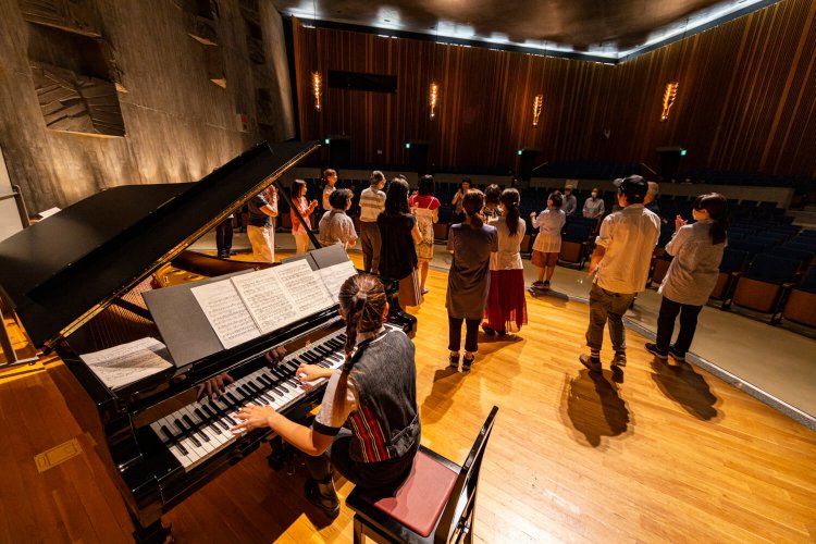 『トルコ行進曲』に合わせてステージ上を行進。普段は立ち入ることができませんよ。