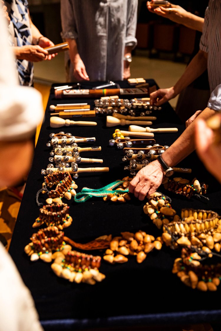 ずらりと並んだ民族楽器は見たことがないものばかり。どれにしようかな。