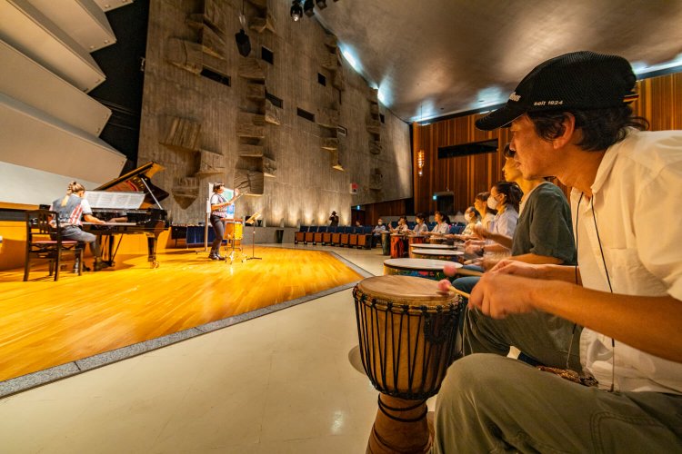 『交響曲第7番第1楽章』に挑戦。リーダーの掛け声とともにジャンベを激しく連打連打。