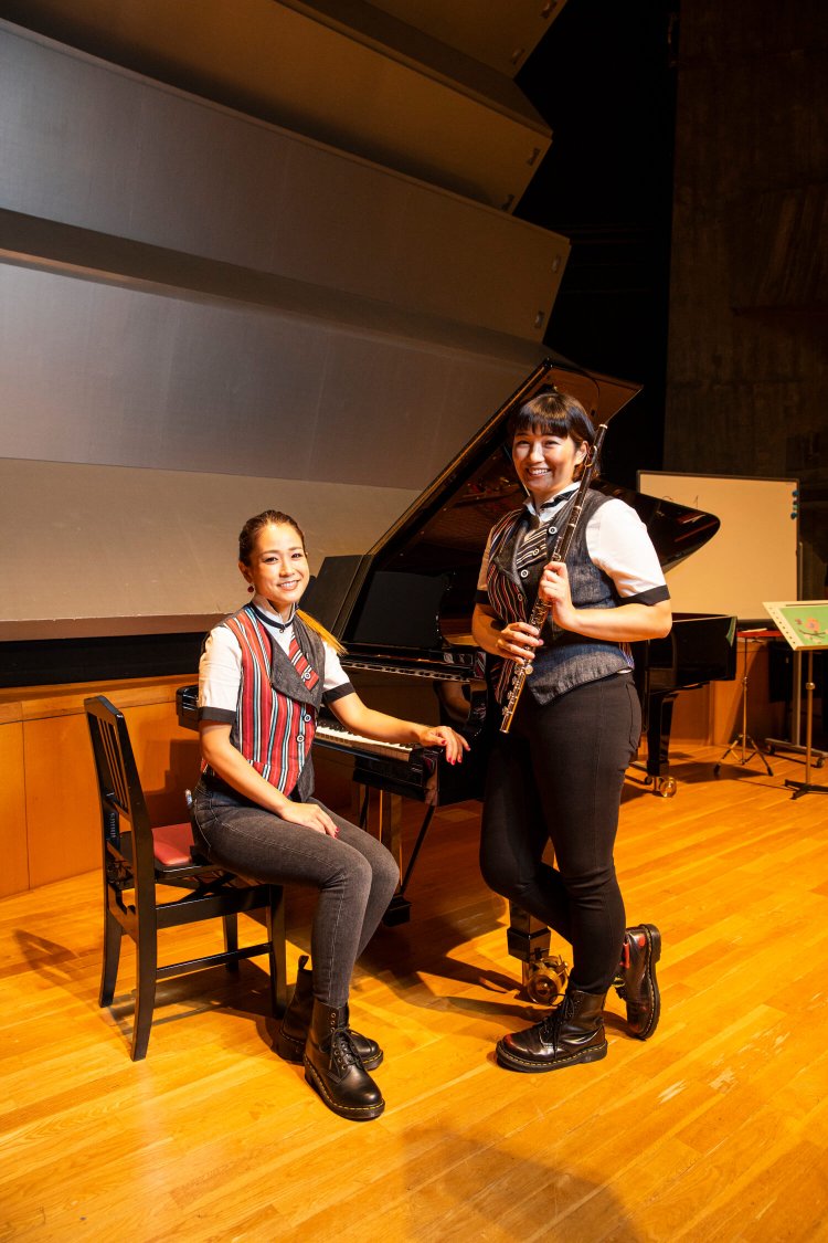 ワークショップ・リーダーの桜井しおりさん（ピアノ担当）と磯野恵美さん（フルート担当）。「音楽で新しい世界を見つけませんか？」。