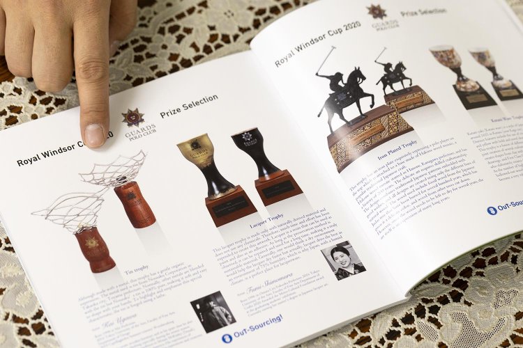 英国の冊子に掲載される、漆塗りトロフィー。