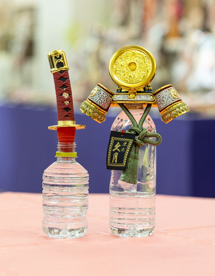 左が刀ボトルキャップ。右は兜ボトルアーマー。