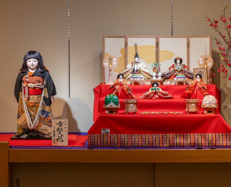 雛人形もさまざまな種類がある。日本人形も充実。