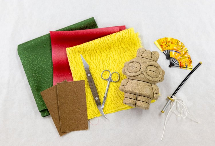 左から時計回りに、生地、小道具、人形、道具（全て貸出し）。