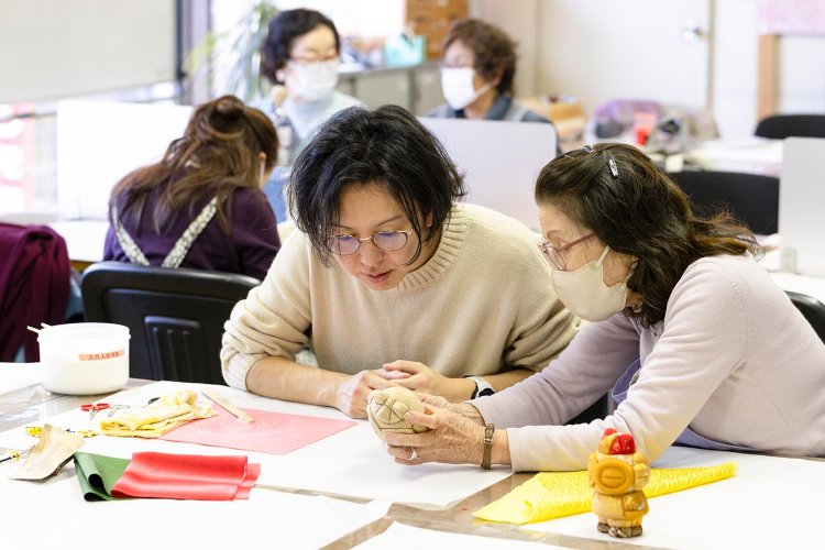 講師の小林久安さん（右）。