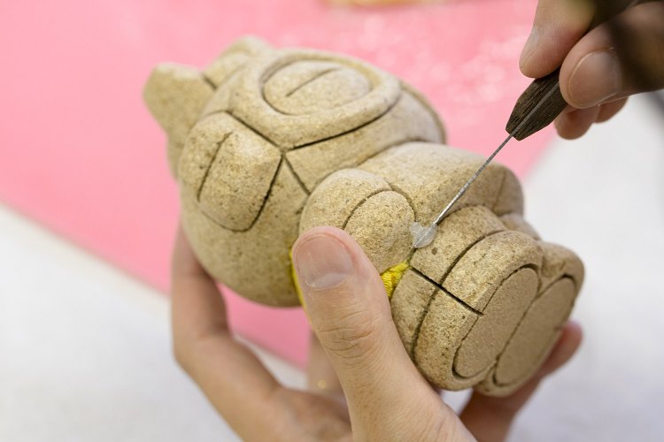 のりが切れ込みからはみ出ないようにするのがポイントだ。