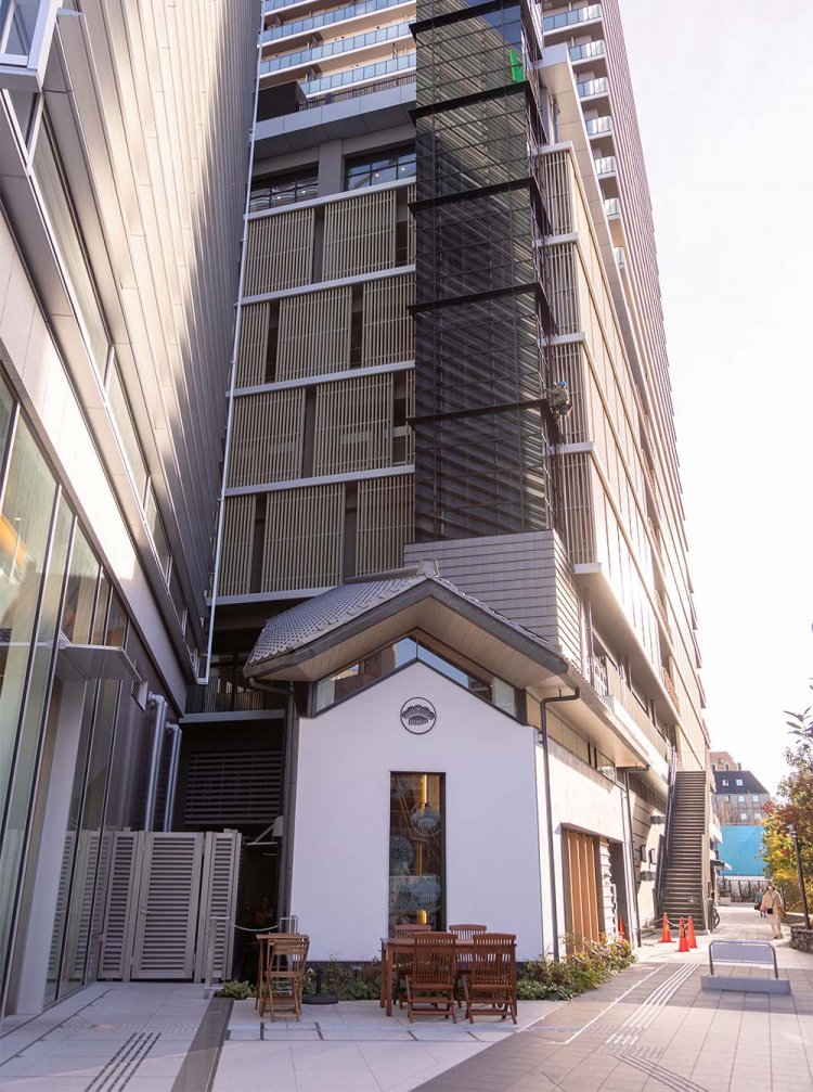 2023年3月に竣工した『蔵前JPテラス』には『ライオン』本社も両国からお引越し。蔵のような建物はエントランスの一つで、住宅棟に保育園、郵便局もある。