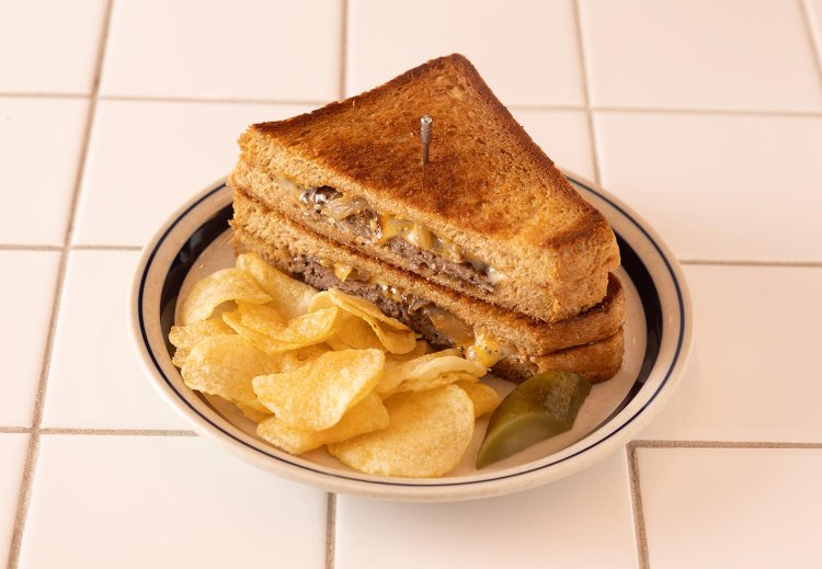 ハンバーグチーズサンドイッチ チップス付き1265円。