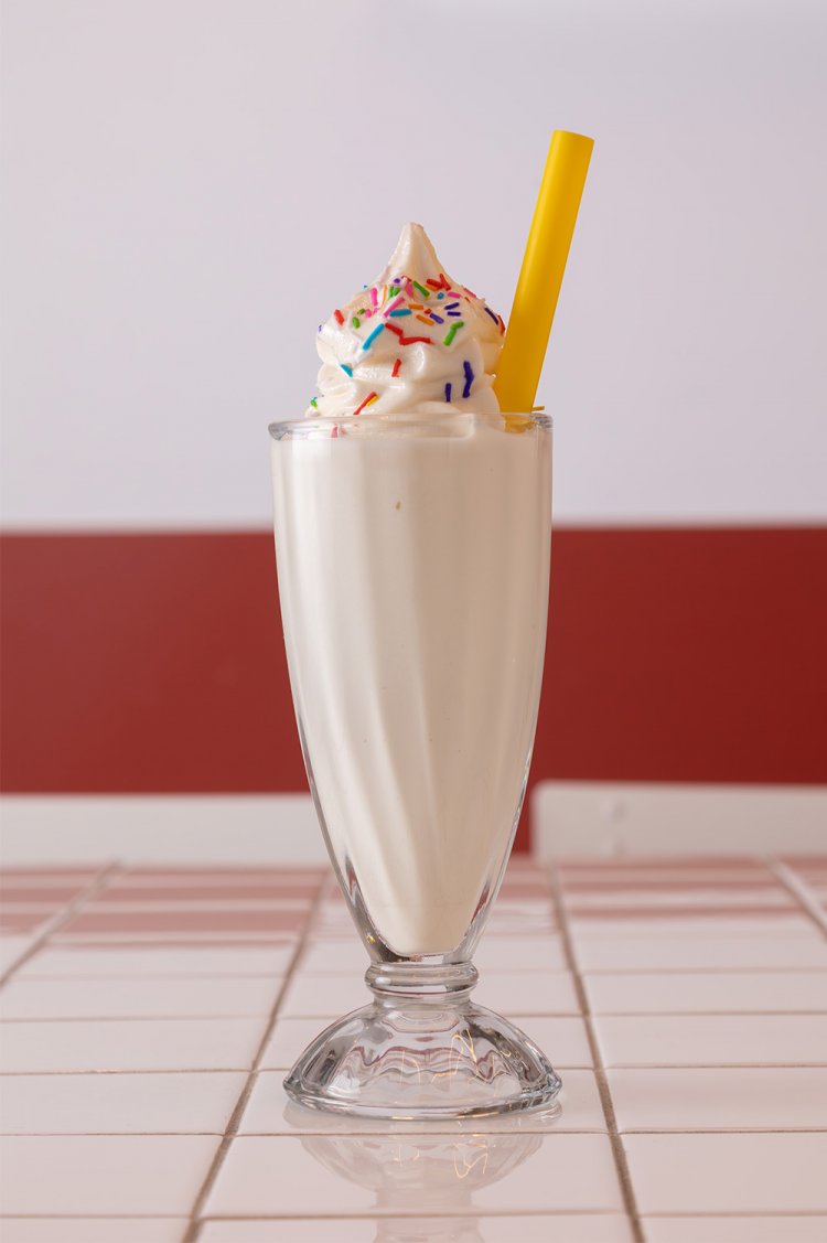 バニラミルクシェイク858円。