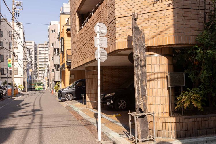 三筋の街角に立つ不思議な柱。東京大空襲で焼け残った電柱だ。