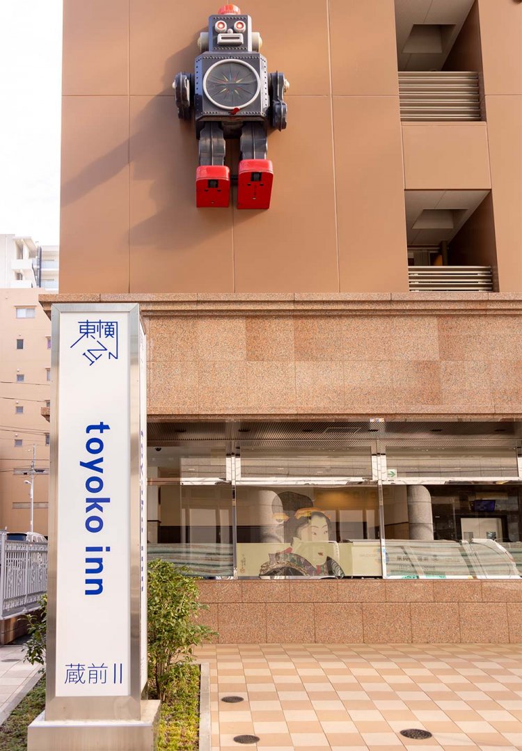 玩具倉庫の跡地に立つ『東横INN浅草蔵前Ⅱ』は壁にロボット！