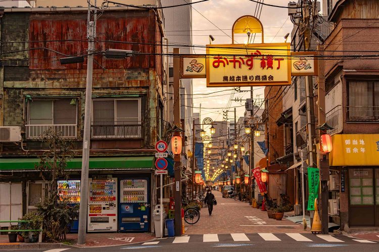 鳥越の商店街「おかず横丁」は、日が暮れると連なる提灯に明かりが灯る。