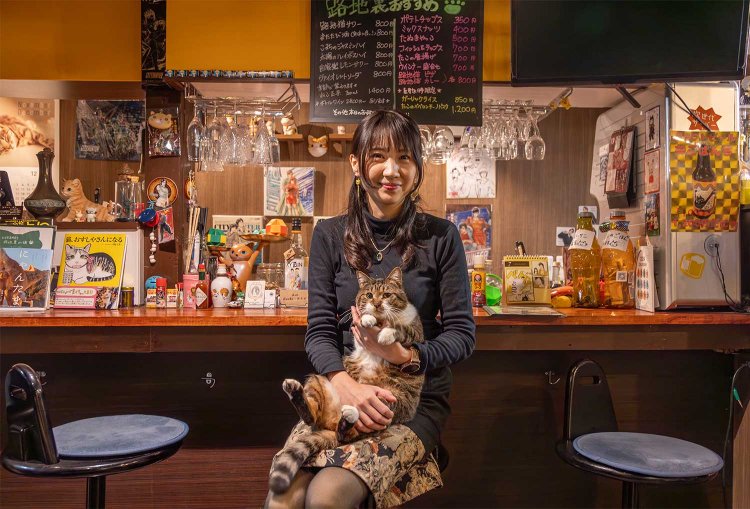 高橋えりかさんと猫のまめ。