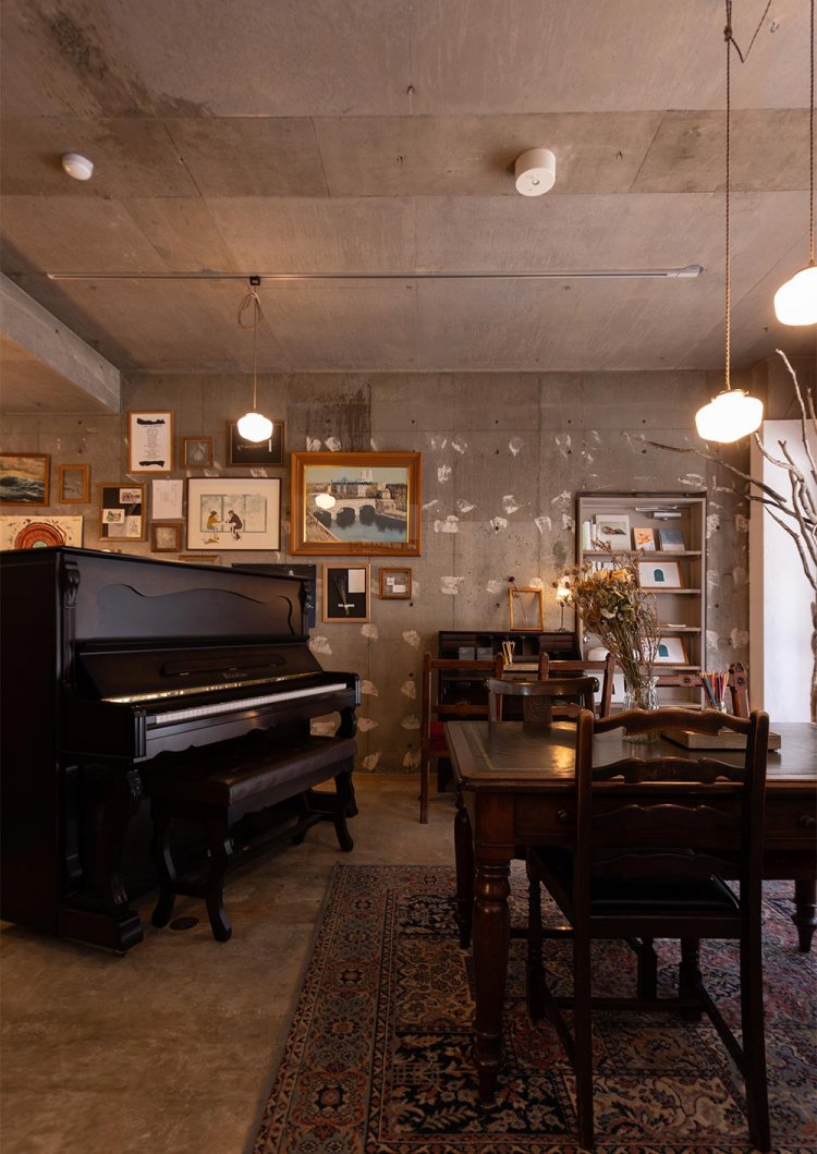 全16席の店内。ピアノもありリビングのよう。