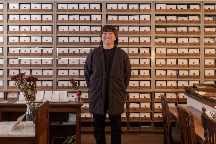 幅7mの手紙棚と小山さん。