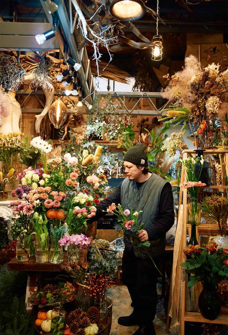 季節に応じて、品種は随時入れ替わる。流木オブジェなども制作。