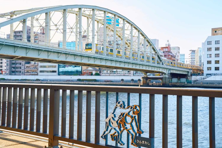 隅田川の欄干はさながら相撲の決まり手図鑑。いくつ知ってる？