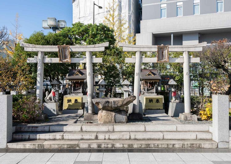 館内には豊国稲荷神社、出世稲荷神社がある。