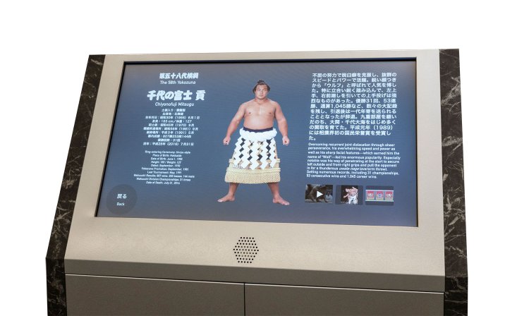 デジタルサイネージで力士の情報などを閲覧。