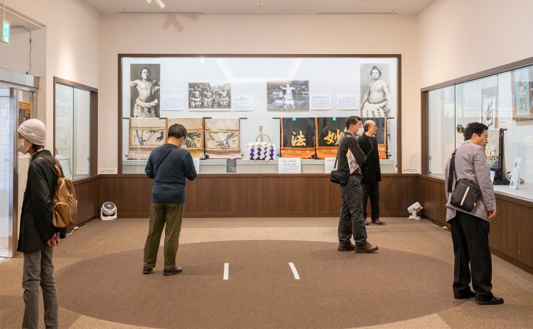 床には原寸大の土俵が。そのサイズを体感できる。