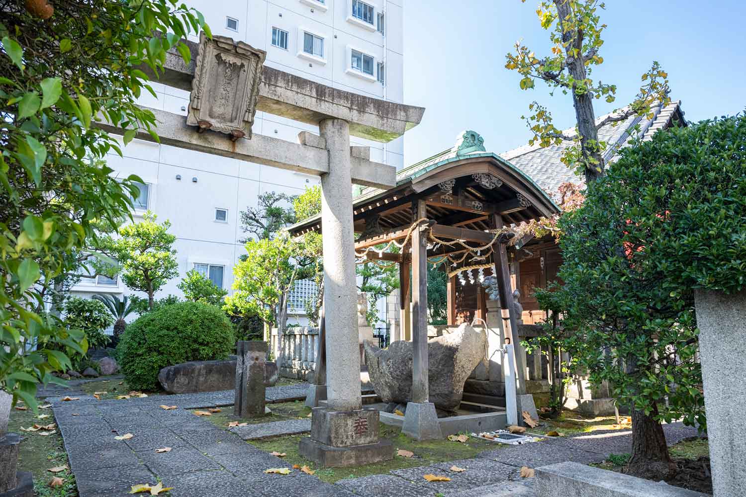 無人の神社のためお守り授与所は相撲博物館にある。
