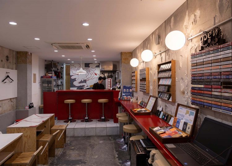 赤いカウンターが目を引く店内。