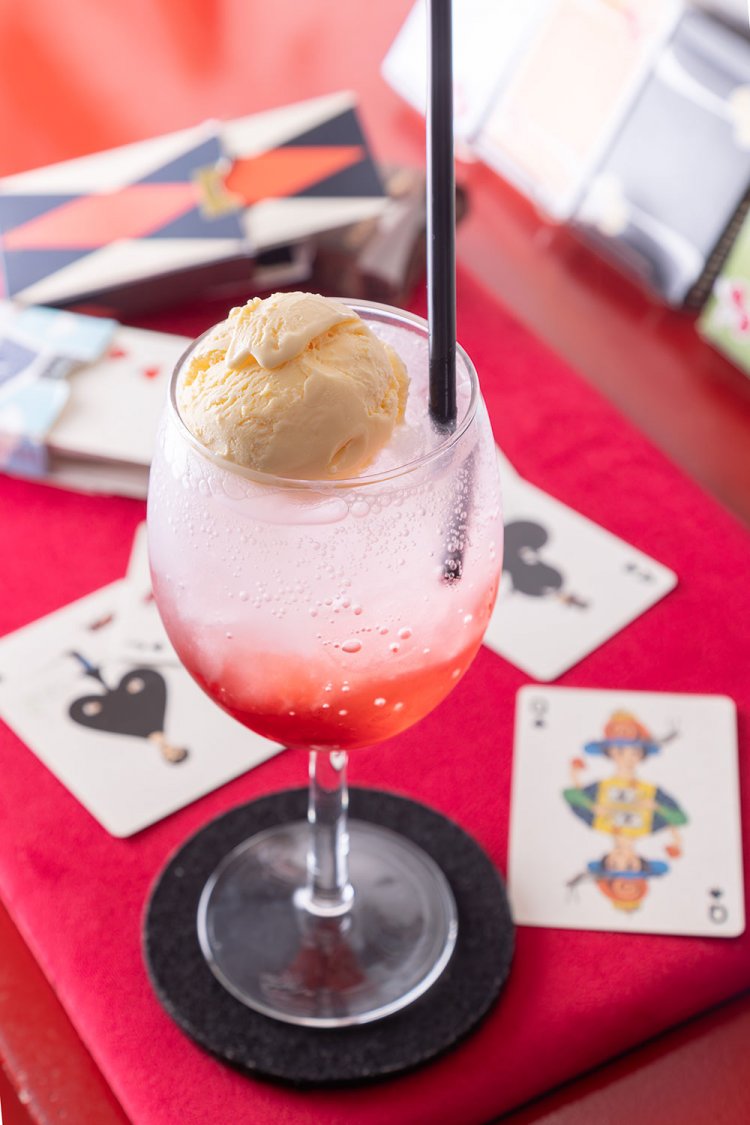 ザクロシロップを使ったクリームソーダ600円。