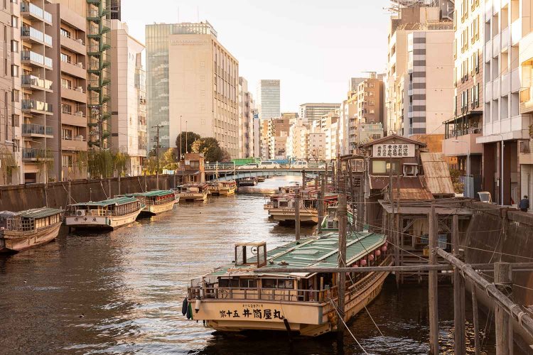 柳橋そばから見た昼の神田川。たくさんの屋形船が出番を待つ。