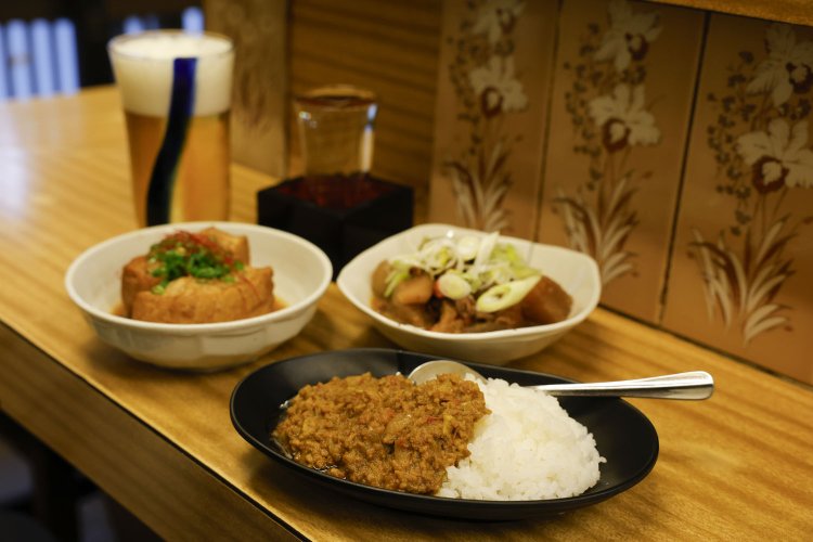 「作」1合700円、キーマカレーミニサイズ500円、もつ煮込み500円。毎日替わるお通し400円も楽しみ。