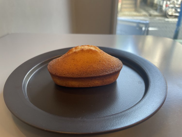 一口食べてみるとアーモンドやバターの香りが鼻を抜ける。