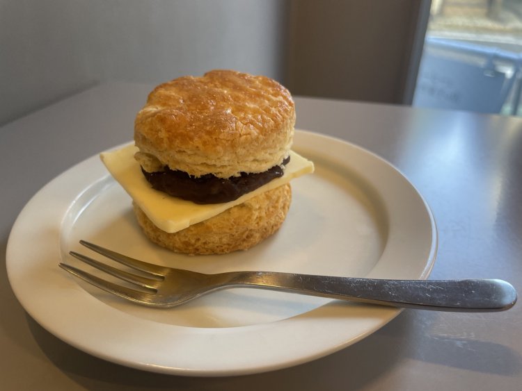 コーヒーに合わないわけがない、あんバタースコーン480円。