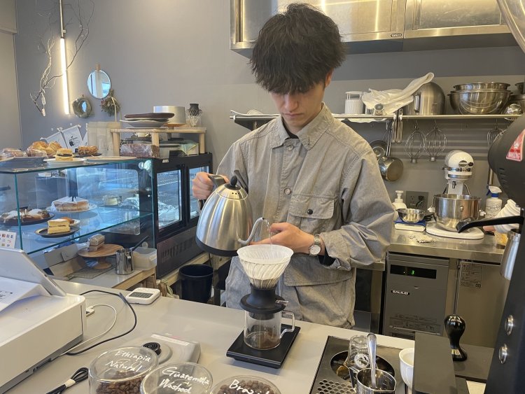 オーナーの西方さんが丁寧にコーヒーを淹れる。