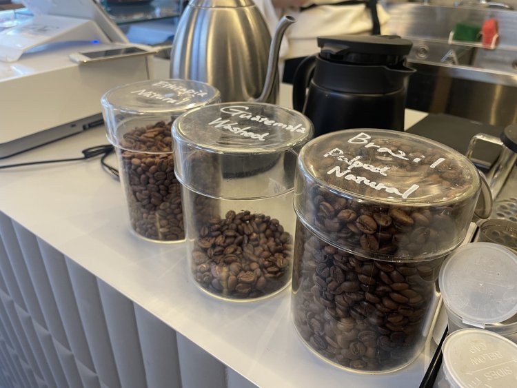 店頭には、西方さんが厳選したスペシャルティコーヒーが並ぶ。