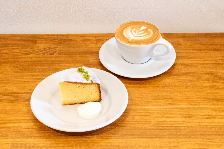 レモンケーキ450円。カフェラテは550円。