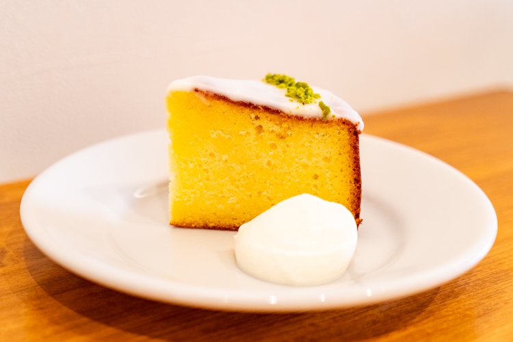 レモンケーキ450円。生地は密度しっかり。
