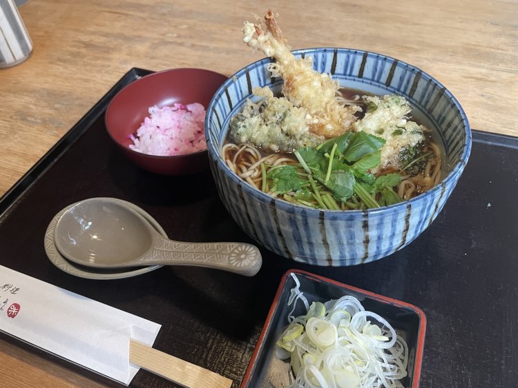 運ばれてきた瞬間、そばの良い香りがただよう。