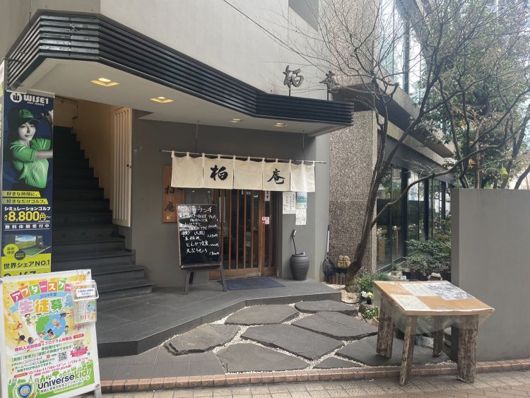 立派な門構えの外観。