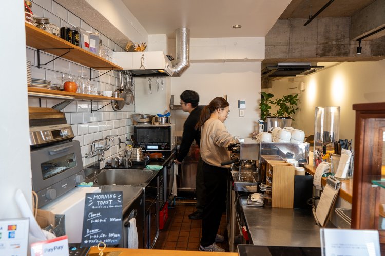 お菓子類もカウンターの中で作られていて、作業がちらっと見える。