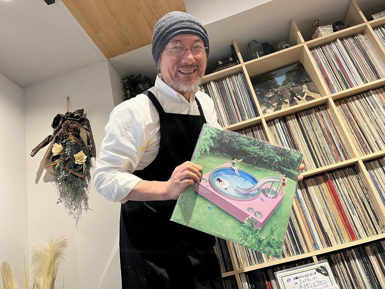 2000枚以上ある中から取り出された、あいみょんのレコード。