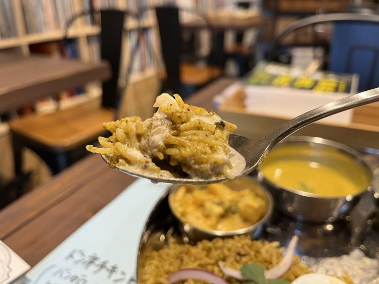 人生初のご飯&ヨーグルト。