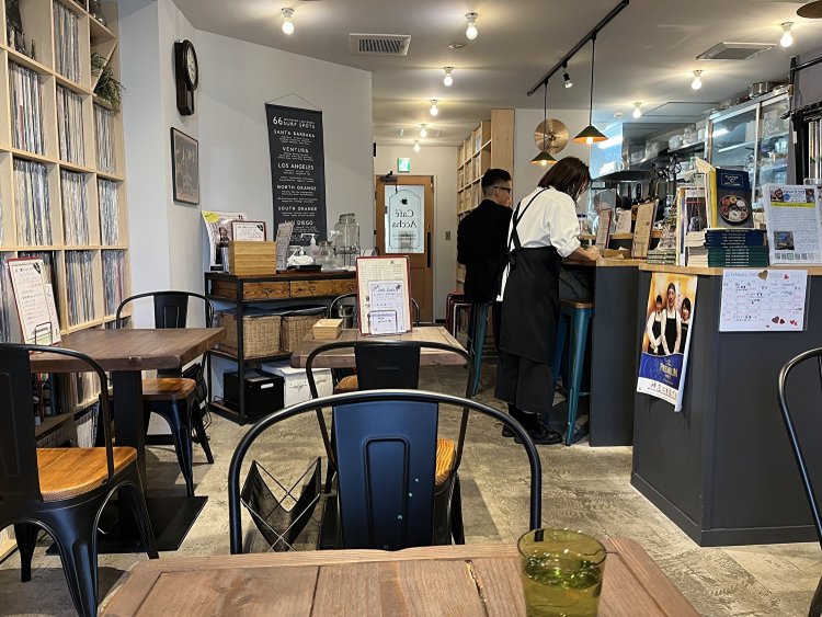 大量のレコードと本が置かれた店内。