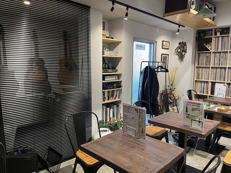 見える収納にとして置かれたギター。