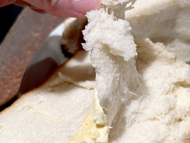 パンがすごくやわらかくて、引っ張るとみょ〜んと伸びる。