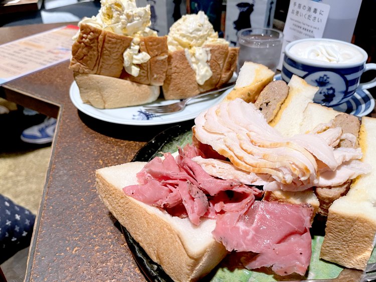 「ほかのメニューもおいしいから食べてみな！」とハンバーグサンド800円やローストチキンやパストラミビーフを提供してくれた。