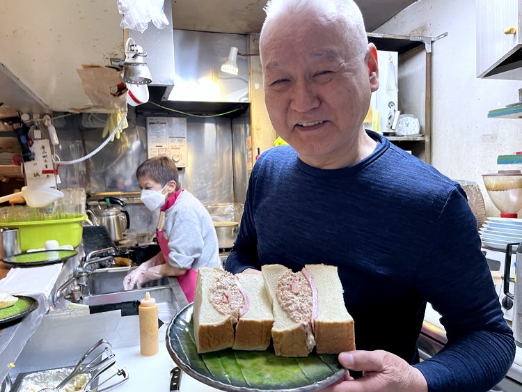 「タマゴサンド以外もおいしいよ！」と、できたてのハムツナサンドを見せてくれた店主の原口誠さん。