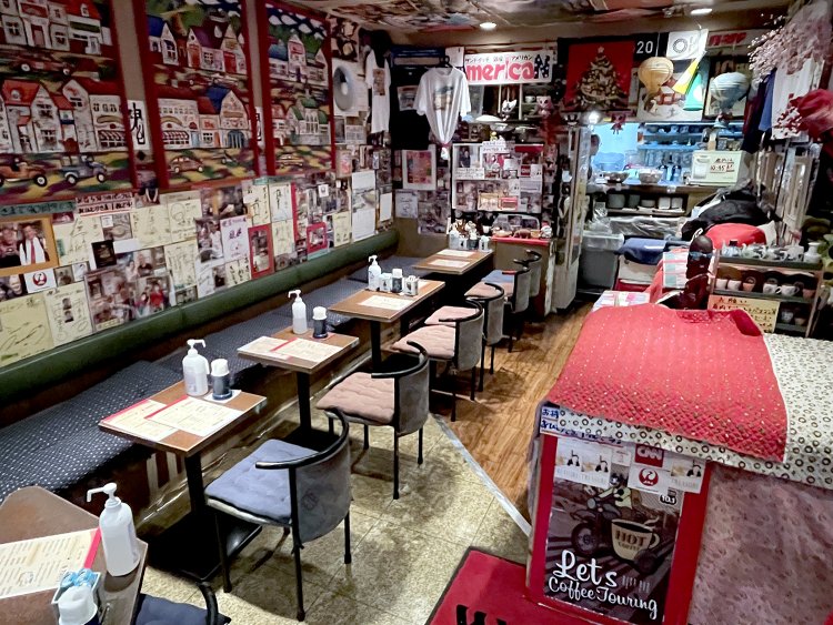 店内の壁には芸能人との記念写真やサイン、記事の切り抜きなどがびっしり。