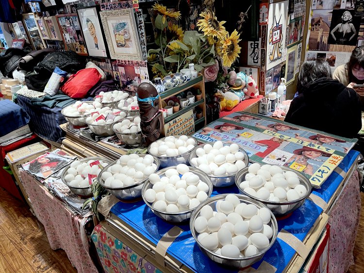 パンが運ばれてくる間、スタッフ全員で大量の卵を仕込む。ゆでた卵は1日寝かすのが『アメリカン』流。